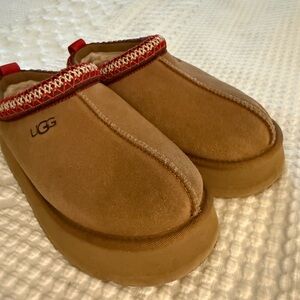 UGG Tazz Slippers in Chestnut Suede